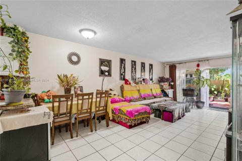 Condominio en venta en Hialeah, Florida, 2 dormitorios, 89.19 m2 № 1232779 - foto 5