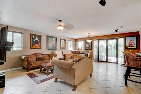 House in Cutler Bay, Florida 5 bedrooms, 315.77 sq.m. № 688049 - photo 7