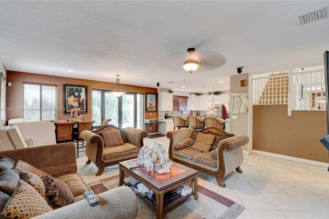 Casa en venta en Cutler Bay, Florida, 5 dormitorios, 315.77 m2 № 688049 - foto 8