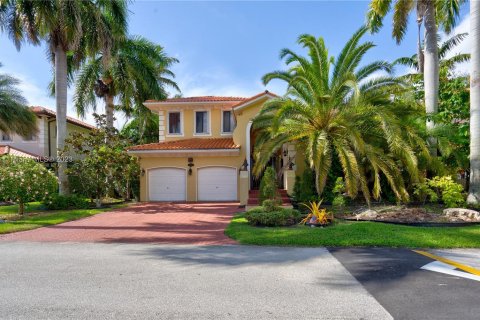 House in Cutler Bay, Florida 5 bedrooms, 315.77 sq.m. № 688049 - photo 1