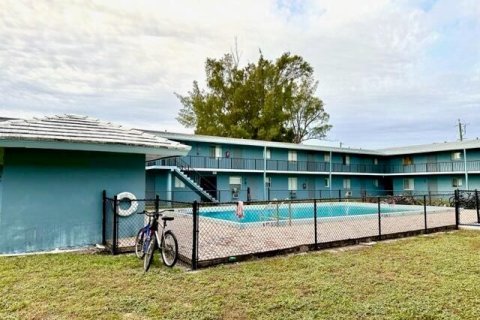 Condo in Lake Worth, Florida, 2 bedrooms  № 585684 - photo 1