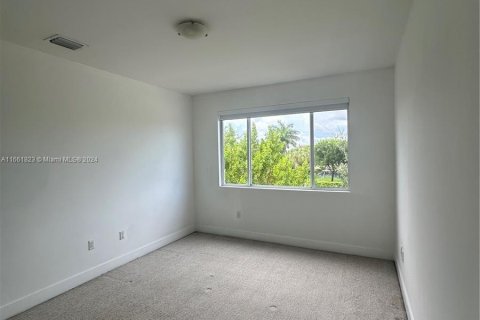 Touwnhouse à louer à Miami, Floride: 4 chambres, 189.8 m2 № 1370868 - photo 17