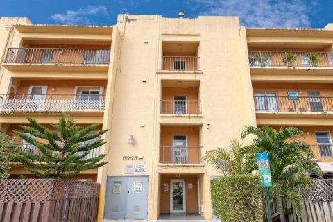 Condominio en alquiler en Hialeah, Florida, 2 dormitorios, 92.53 m2 № 1368848 - foto 1