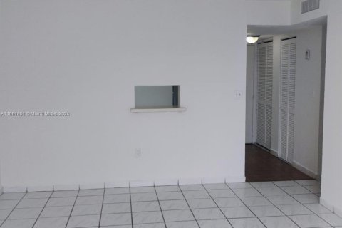 Condominio en alquiler en Hialeah, Florida, 2 dormitorios, 92.53 m2 № 1368848 - foto 2