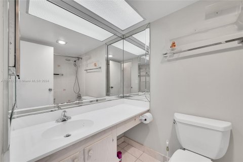 Condo in Sunny Isles Beach, Florida, 2 bedrooms  № 1368800 - photo 18