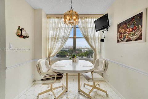 Condominio en venta en Sunny Isles Beach, Florida, 2 dormitorios, 138.24 m2 № 1368800 - foto 13