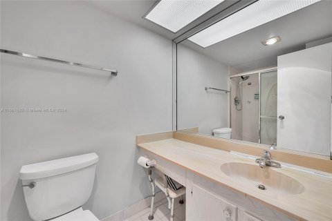 Condo in Sunny Isles Beach, Florida, 2 bedrooms  № 1368800 - photo 22