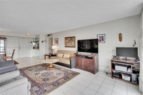 Condo in Sunny Isles Beach, Florida, 2 bedrooms  № 1368800 - photo 4