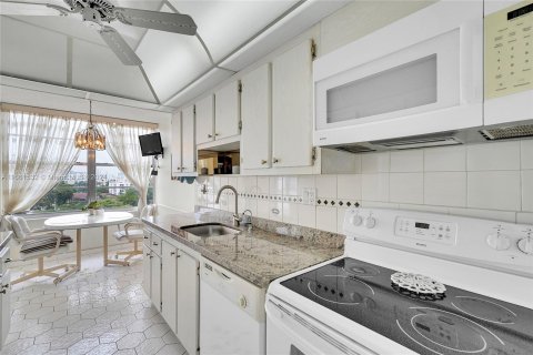 Condo in Sunny Isles Beach, Florida, 2 bedrooms  № 1368800 - photo 9