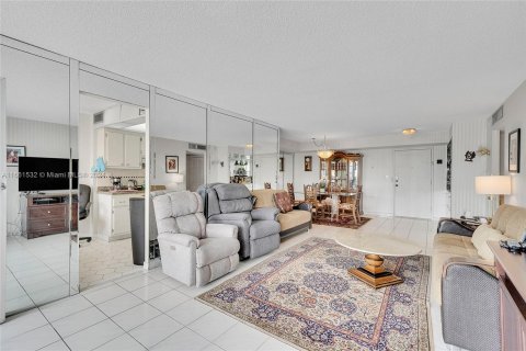 Condo in Sunny Isles Beach, Florida, 2 bedrooms  № 1368800 - photo 7