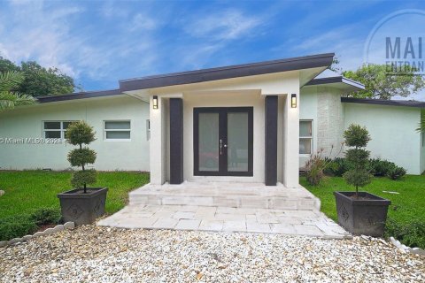 House in Miami, Florida 4 bedrooms, 354.89 sq.m. № 1368849 - photo 1