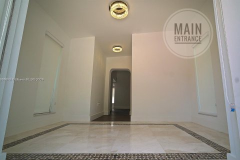 House in Miami, Florida 4 bedrooms, 354.89 sq.m. № 1368849 - photo 9