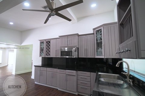 House in Miami, Florida 4 bedrooms, 354.89 sq.m. № 1368849 - photo 6