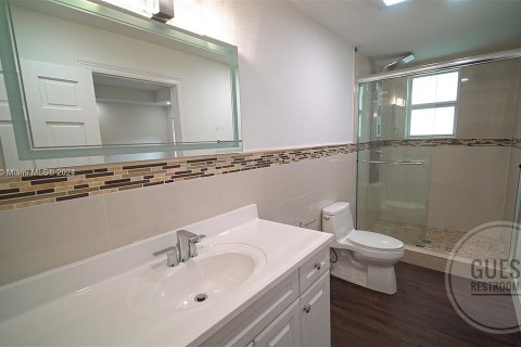 House in Miami, Florida 4 bedrooms, 354.89 sq.m. № 1368849 - photo 28