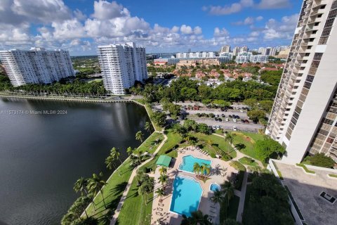 Condo in Aventura, Florida, 2 bedrooms  № 1134723 - photo 13