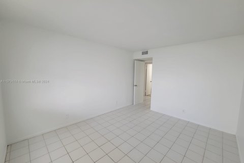 Condo in Aventura, Florida, 2 bedrooms  № 1134723 - photo 25