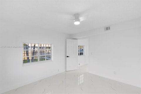 House in Miami, Florida 3 bedrooms, 107.21 sq.m. № 1391462 - photo 19