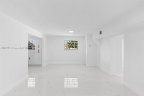 House in Miami, Florida 3 bedrooms, 107.21 sq.m. № 1391462 - photo 4