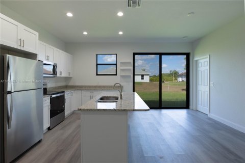 Villa ou maison à vendre à Lehigh Acres, Floride: 3 chambres, 151.24 m2 № 6386 - photo 15