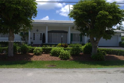 Villa ou maison à vendre à North Miami Beach, Floride: 4 chambres, 224.73 m2 № 1406322 - photo 1