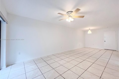 Copropriété à louer à Pinecrest, Floride: 1 chambre, 62.43 m2 № 1362604 - photo 1