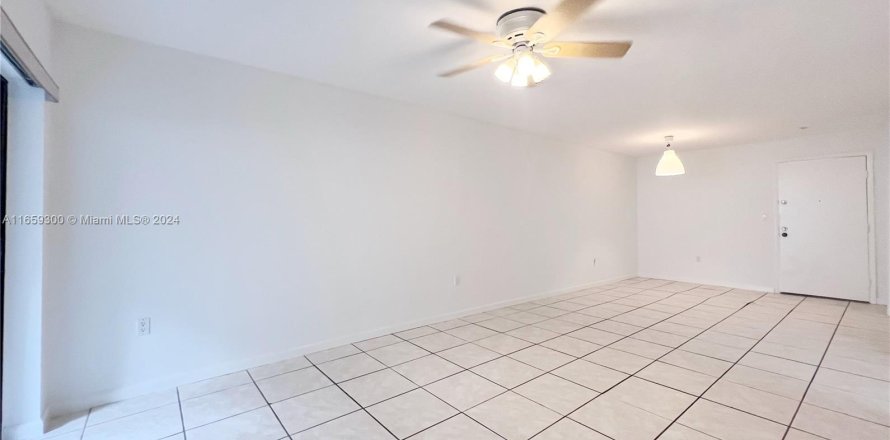 Condo in Pinecrest, Florida, 1 bedroom  № 1362604