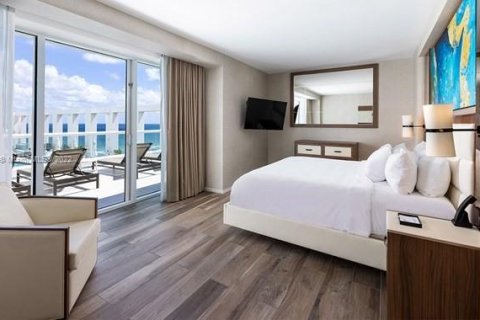 Condominio en venta en Fort Lauderdale, Florida, 1 dormitorio, 104.61 m2 № 201951 - foto 2