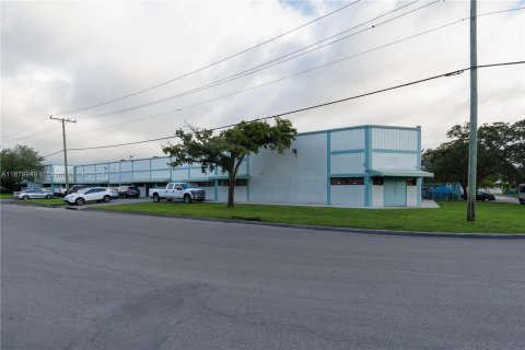 Propiedad comercial en venta en Opa-locka, Florida № 1409223 - foto 3