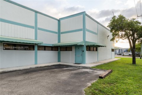 Propiedad comercial en venta en Opa-locka, Florida № 1409223 - foto 2