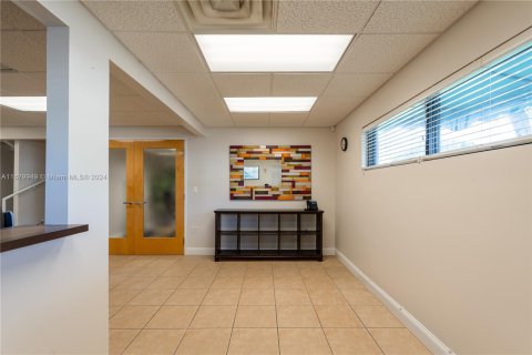 Commercial property in Opa-locka, Florida № 1409223 - photo 4