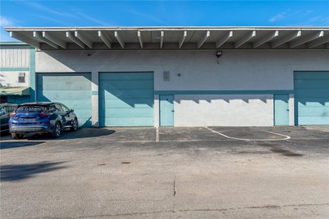 Commercial property in Opa-locka, Florida № 1409223 - photo 29