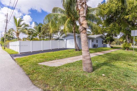 House in Hollywood, Florida 3 bedrooms, 138.42 sq.m. № 1167769 - photo 30