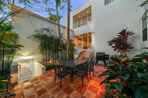 House in Miami, Florida 5 bedrooms, 412.67 sq.m. № 1011153 - photo 7