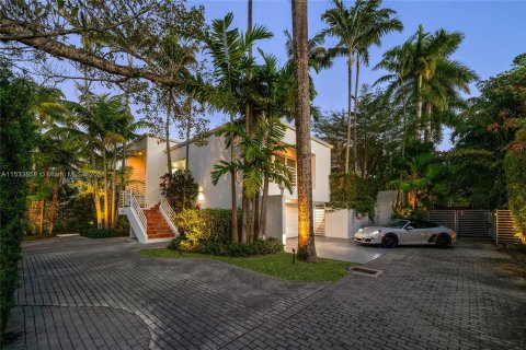 House in Miami, Florida 5 bedrooms, 412.67 sq.m. № 1011153 - photo 4