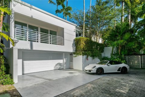 House in Miami, Florida 5 bedrooms, 412.67 sq.m. № 1011153 - photo 16