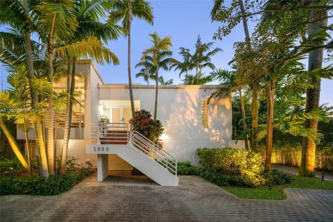 House in Miami, Florida 5 bedrooms, 412.67 sq.m. № 1011153 - photo 2