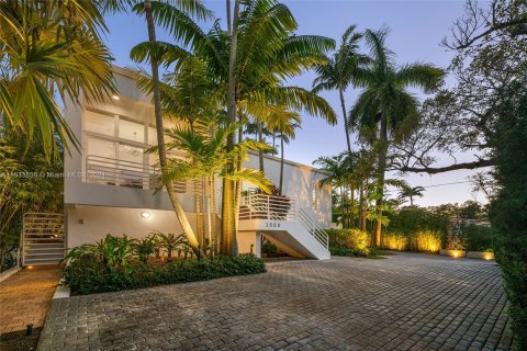 House in Miami, Florida 5 bedrooms, 412.67 sq.m. № 1011153 - photo 6