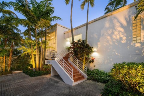 House in Miami, Florida 5 bedrooms, 412.67 sq.m. № 1011153 - photo 3