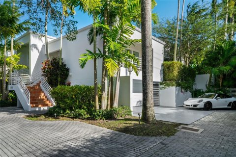 House in Miami, Florida 5 bedrooms, 412.67 sq.m. № 1011153 - photo 15