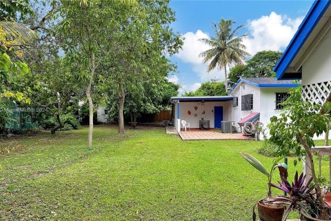 Casa en venta en Miami, Florida, 4 dormitorios, 284.1 m2 № 1393502 - foto 29