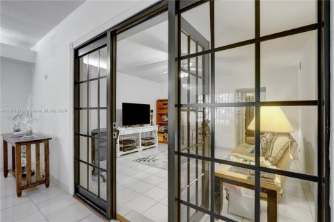 Casa en venta en Miami, Florida, 4 dormitorios, 284.1 m2 № 1393502 - foto 8