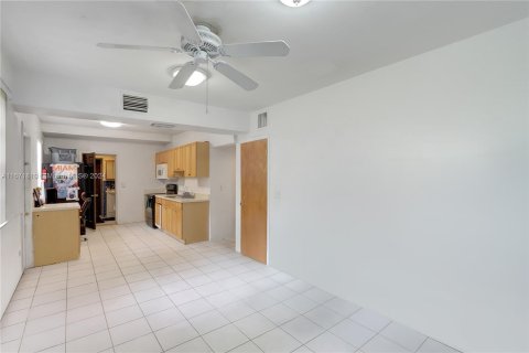 House in Miami, Florida 4 bedrooms, 284.1 sq.m. № 1393502 - photo 23