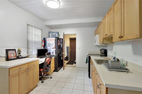 House in Miami, Florida 4 bedrooms, 284.1 sq.m. № 1393502 - photo 21