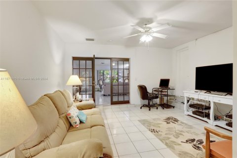 Villa ou maison à vendre à Miami, Floride: 4 chambres, 284.1 m2 № 1393502 - photo 18