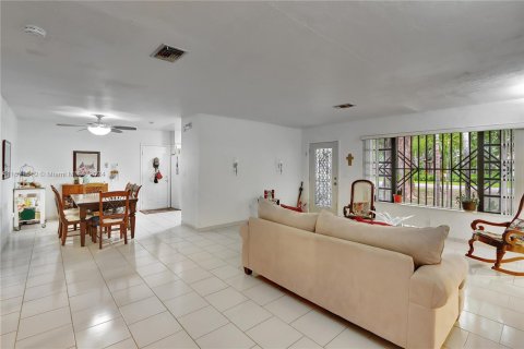 Villa ou maison à vendre à Miami, Floride: 4 chambres, 284.1 m2 № 1393502 - photo 7