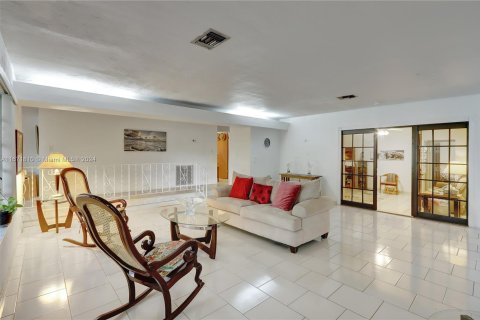 Villa ou maison à vendre à Miami, Floride: 4 chambres, 284.1 m2 № 1393502 - photo 5