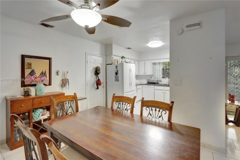 House in Miami, Florida 4 bedrooms, 284.1 sq.m. № 1393502 - photo 10