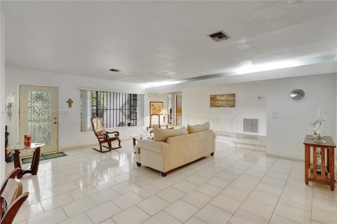 Villa ou maison à vendre à Miami, Floride: 4 chambres, 284.1 m2 № 1393502 - photo 6