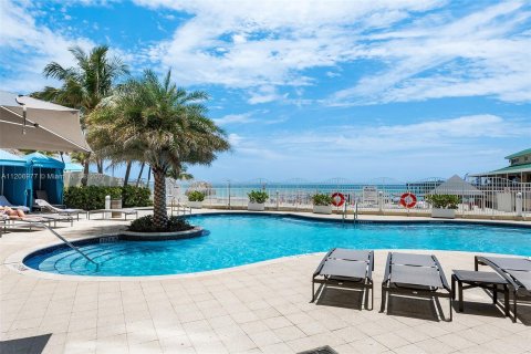 Condo in Sunny Isles Beach, Florida, 2 bedrooms  № 17553 - photo 28