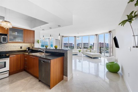 Condominio en alquiler en Sunny Isles Beach, Florida, 2 dormitorios, 132.2 m2 № 17553 - foto 9